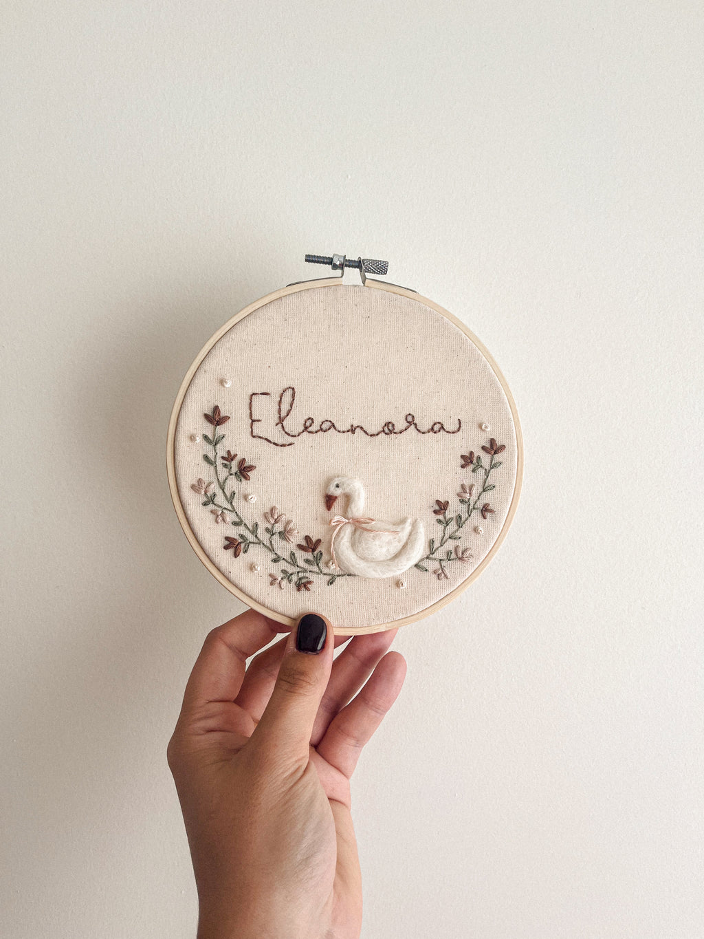 Broderie prénom et couronne de fleurs