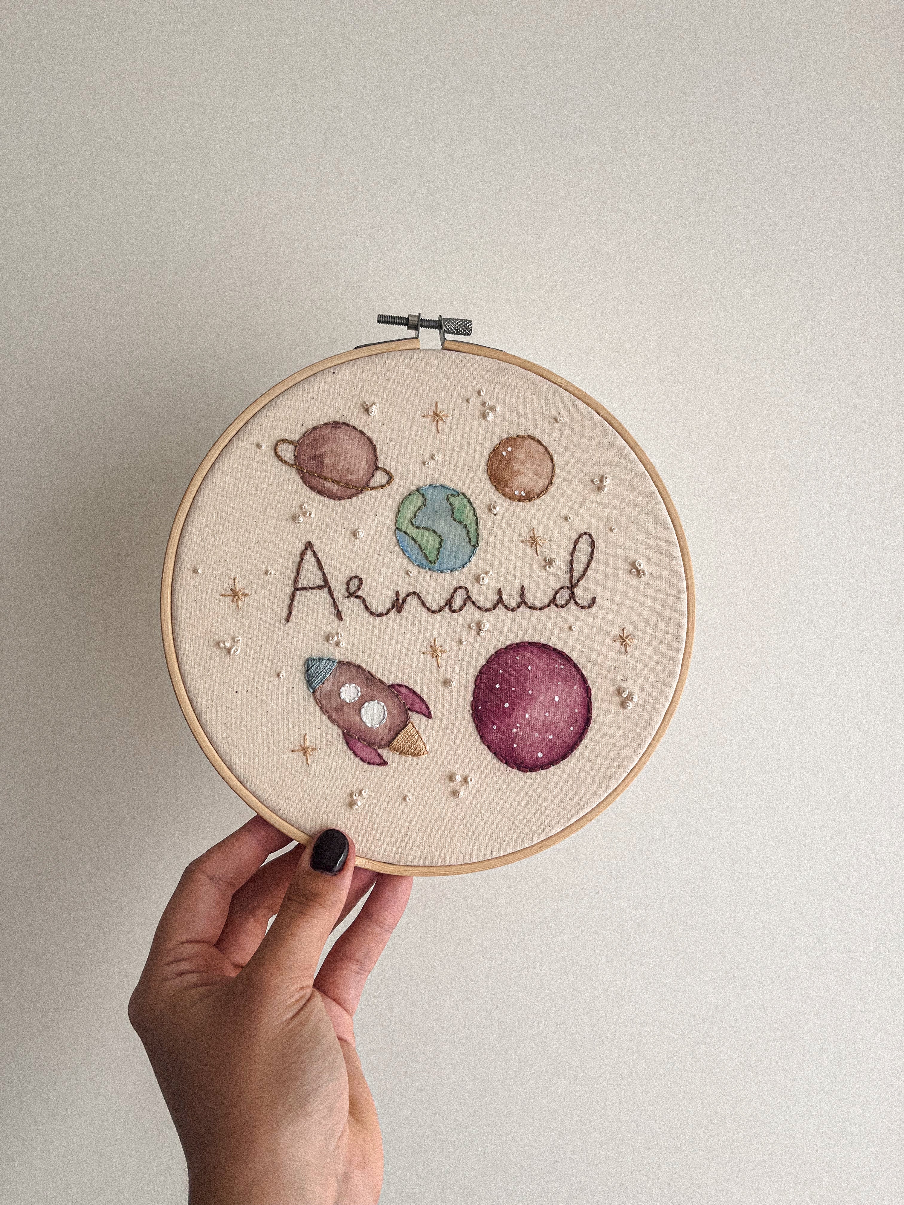 Prénom central + broderies autour