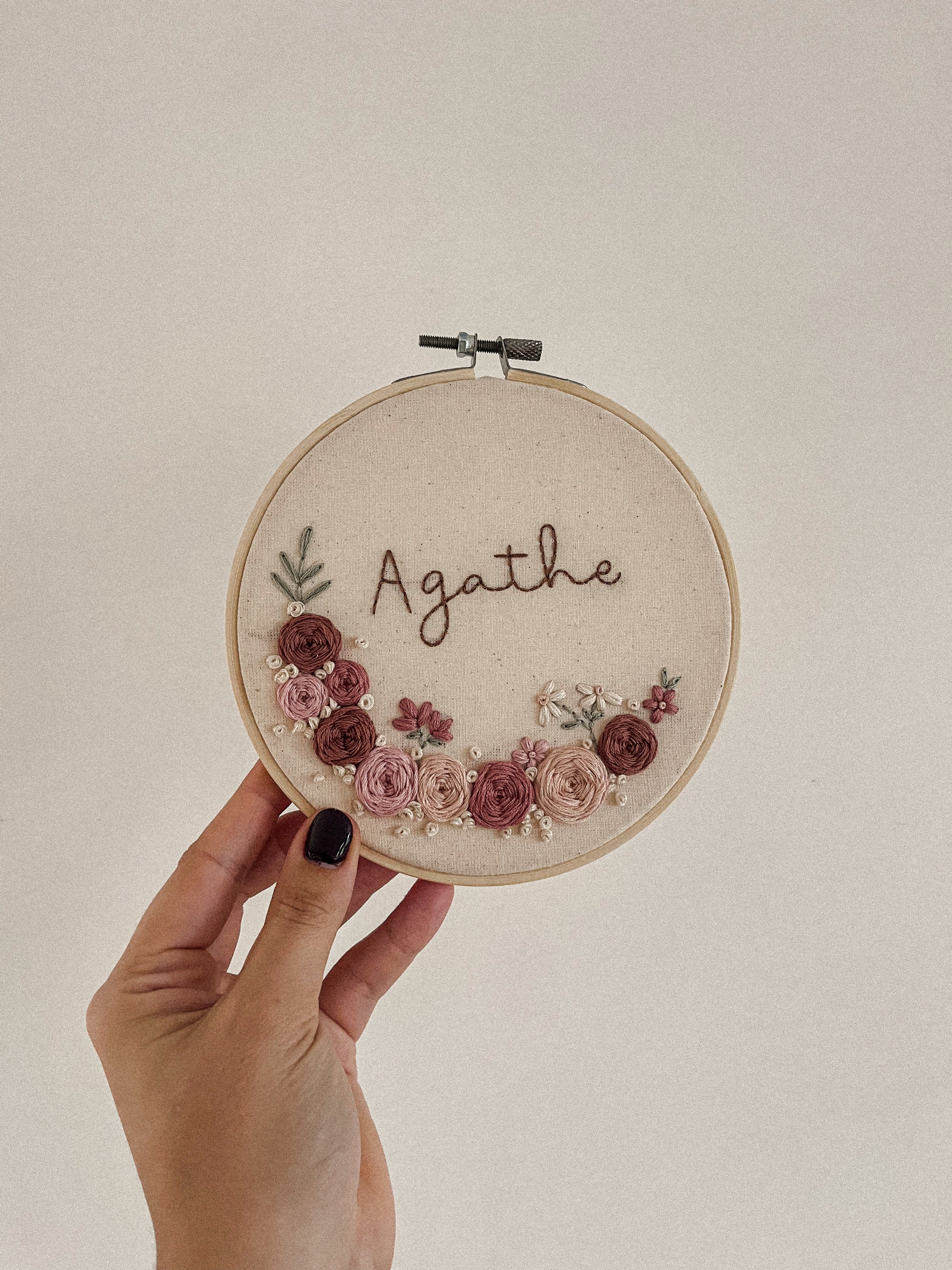 Broderie prénom et couronne de fleurs