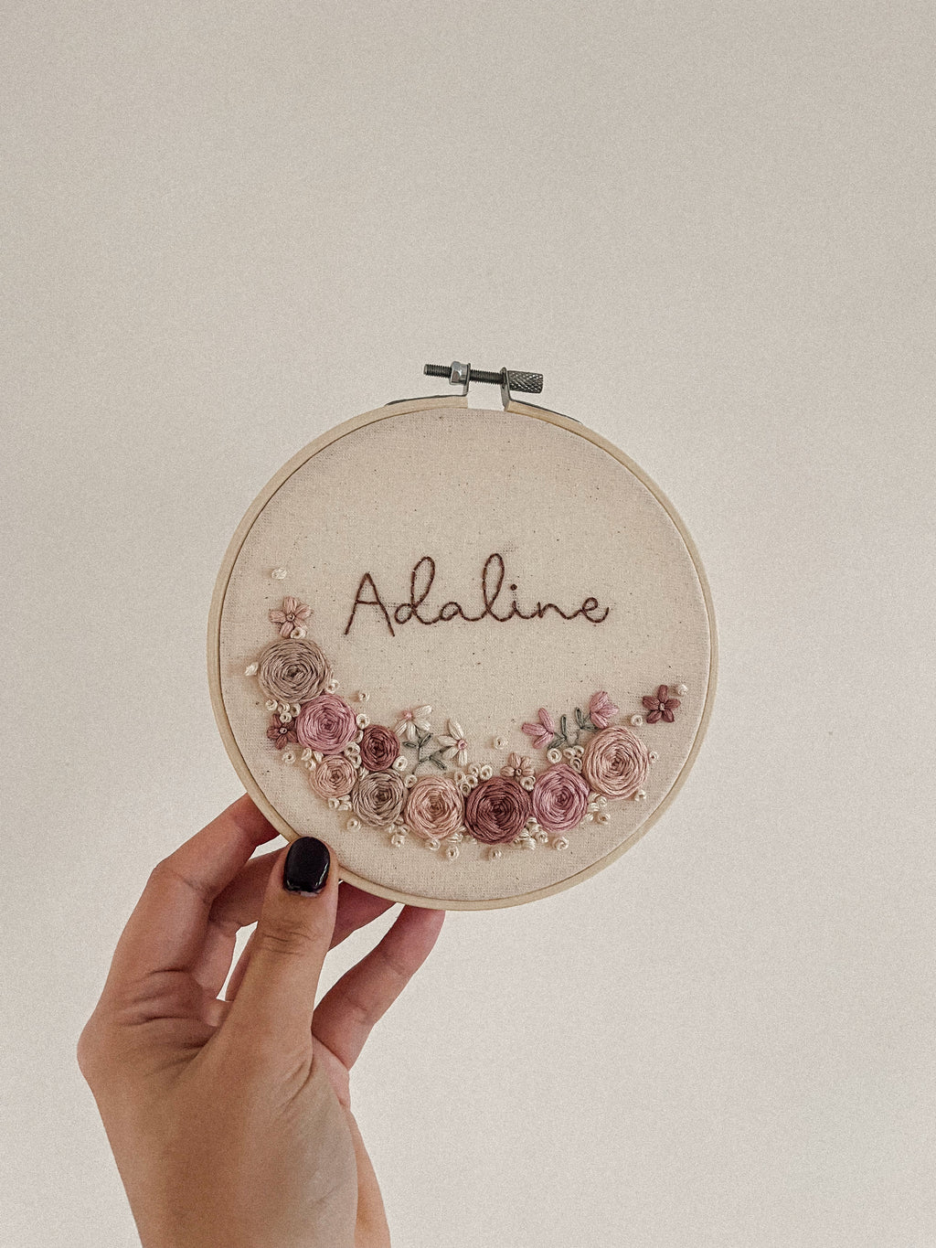Broderie prénom et couronne de fleurs