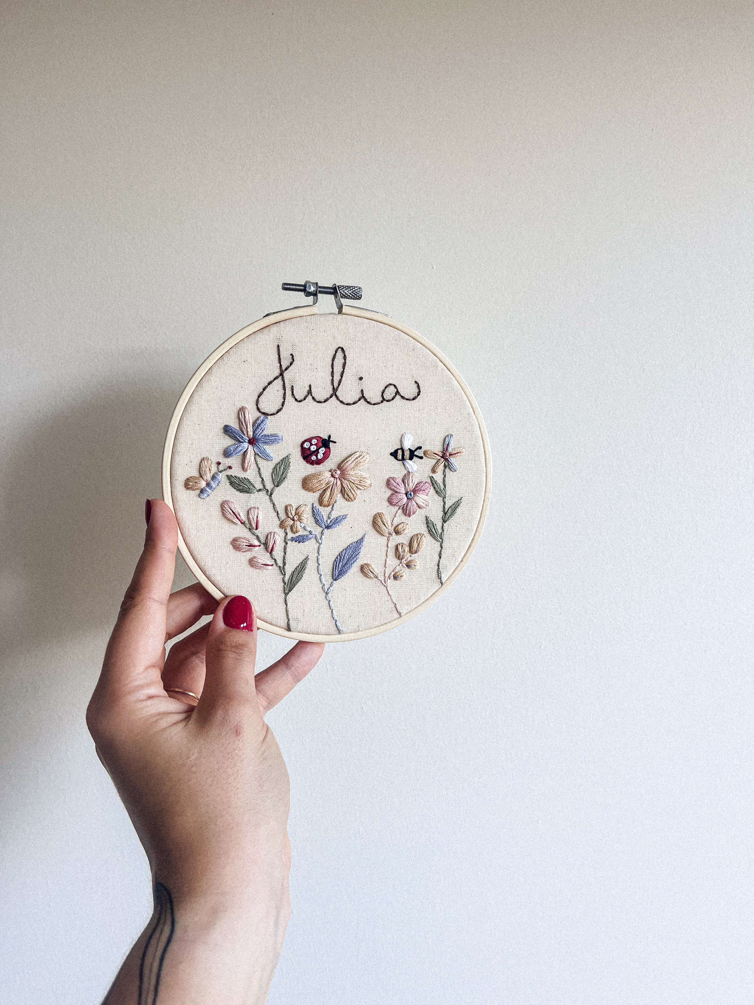 Broderie fleurs montantes