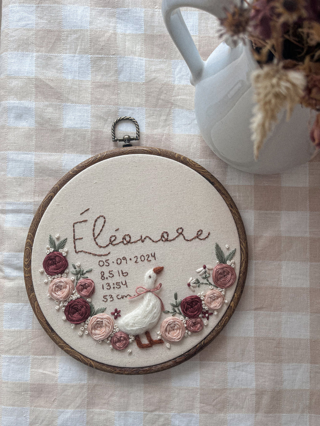Broderie prénom et couronne de fleurs