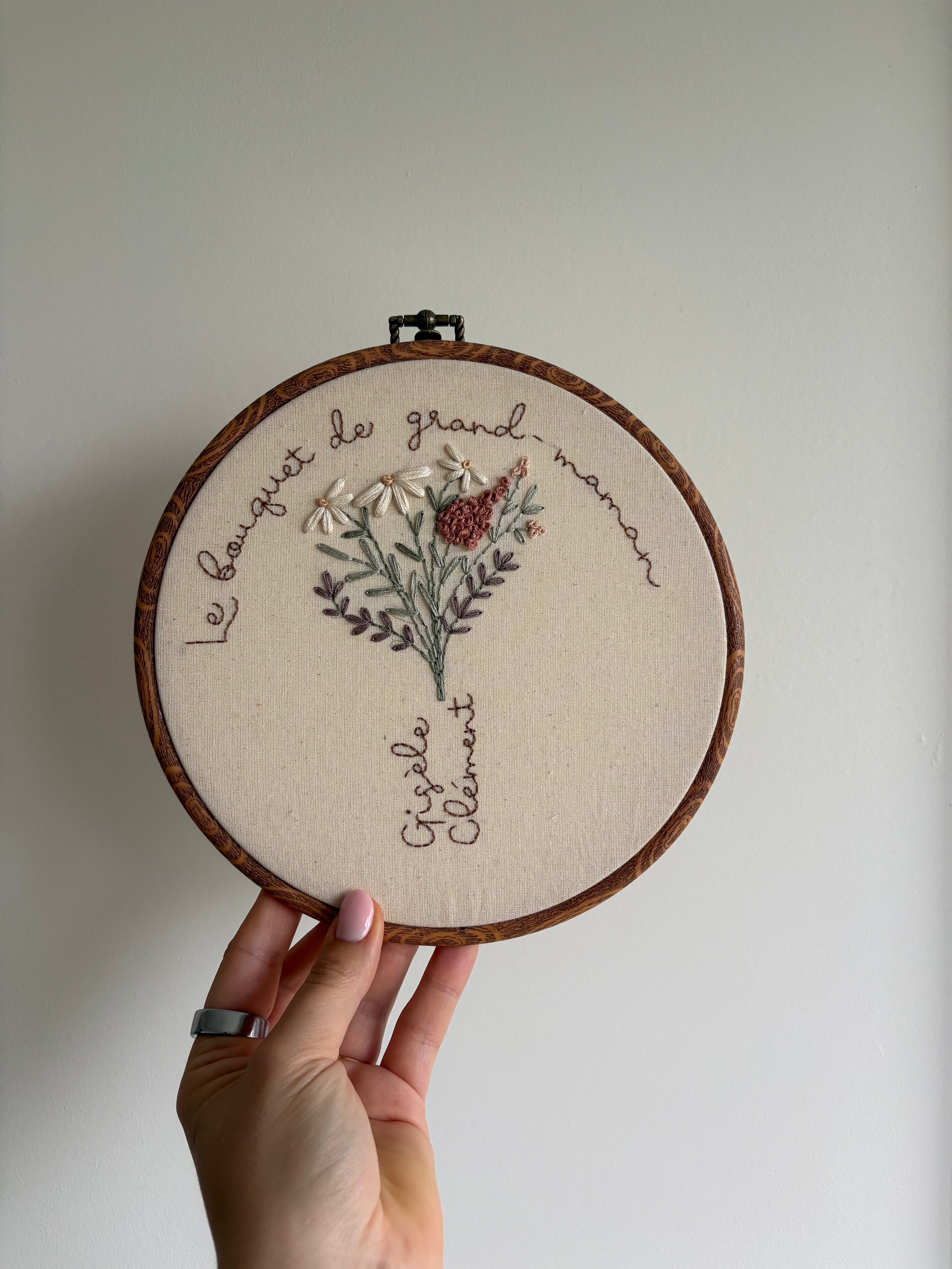 Broderie avec bouquet + phrase et prénom