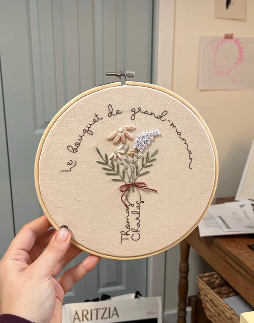 Broderie avec bouquet + phrase et prénom