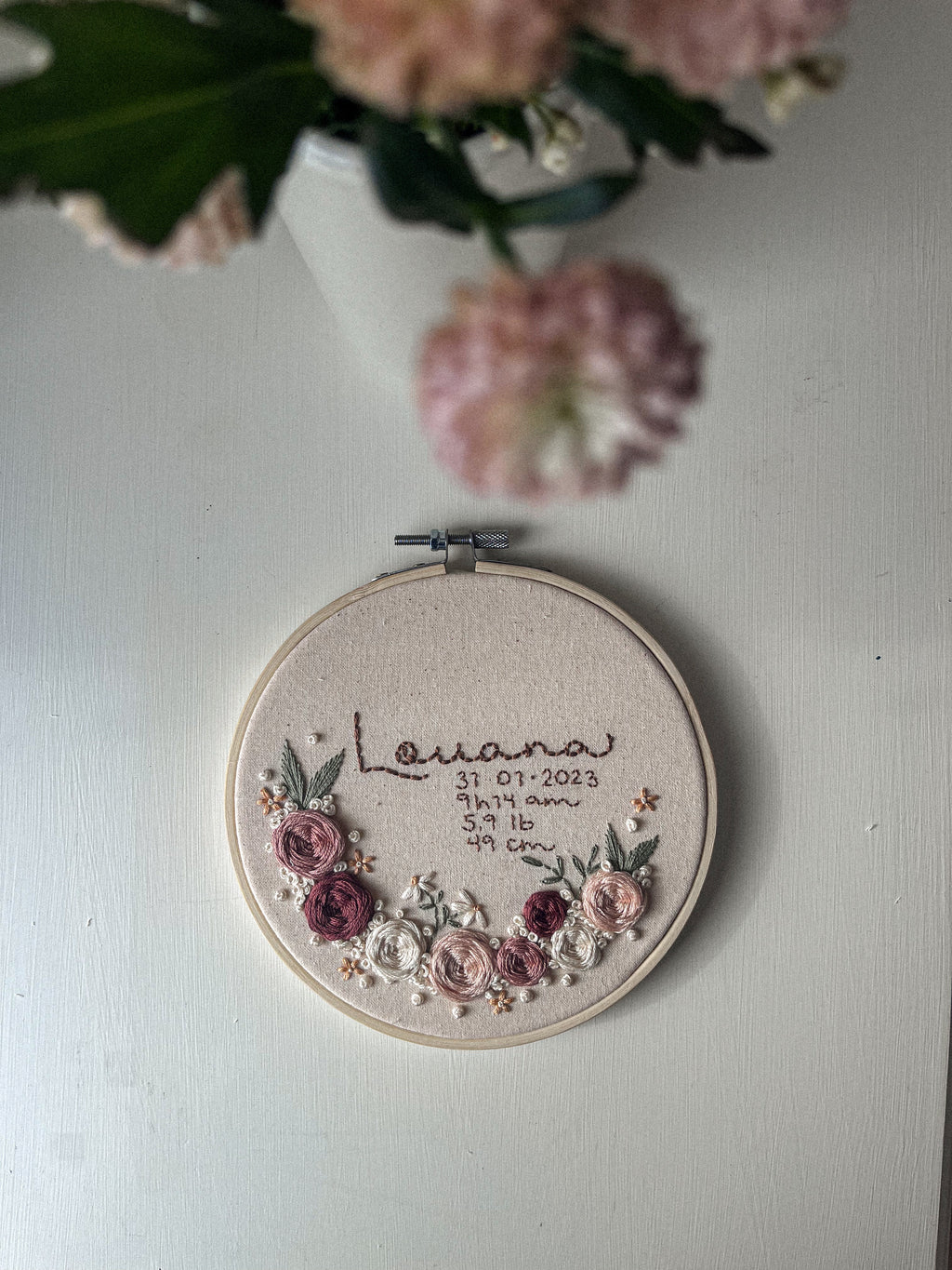 Broderie prénom et couronne de fleurs
