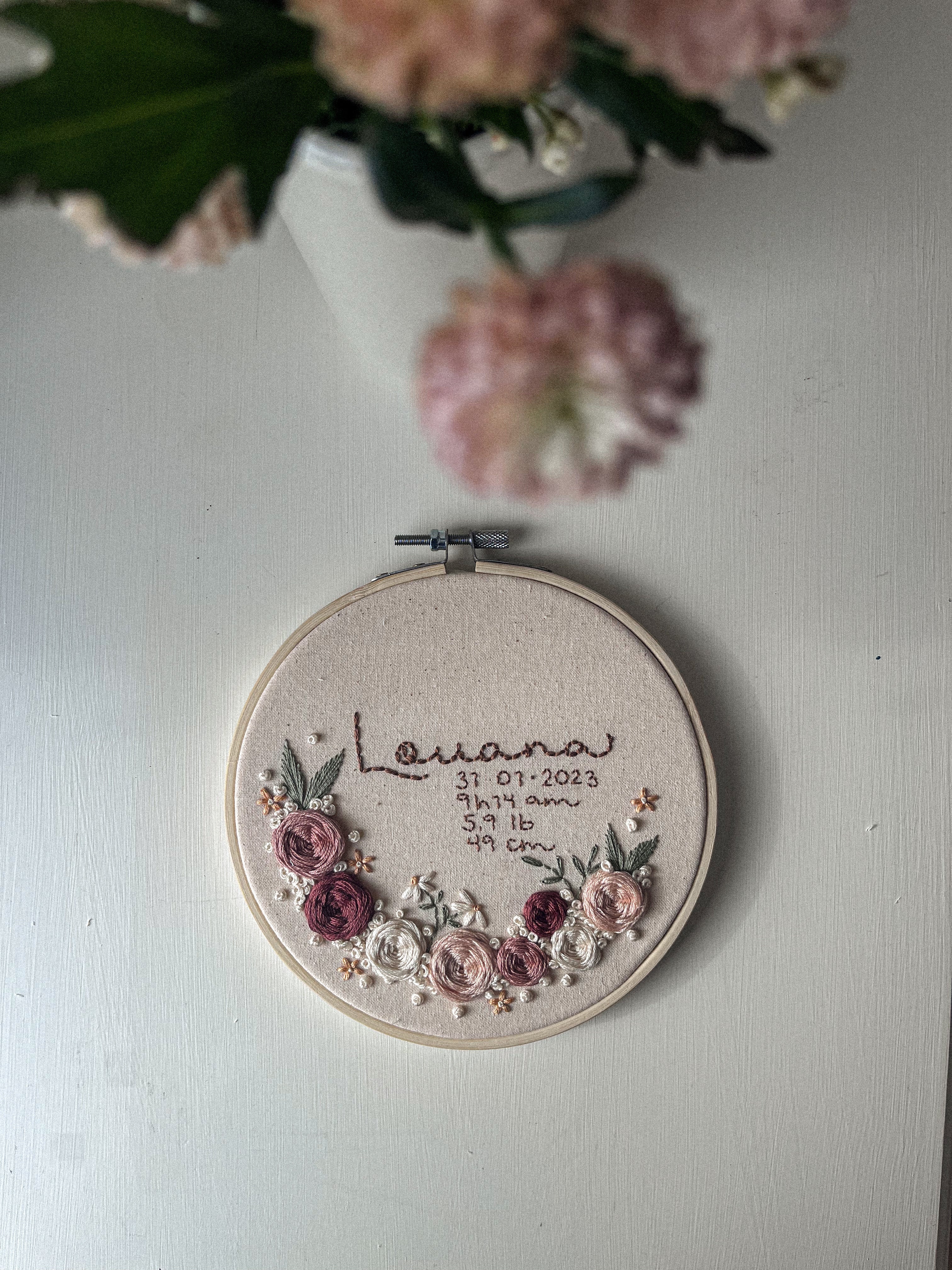 Broderie prénom et couronne de fleurs
