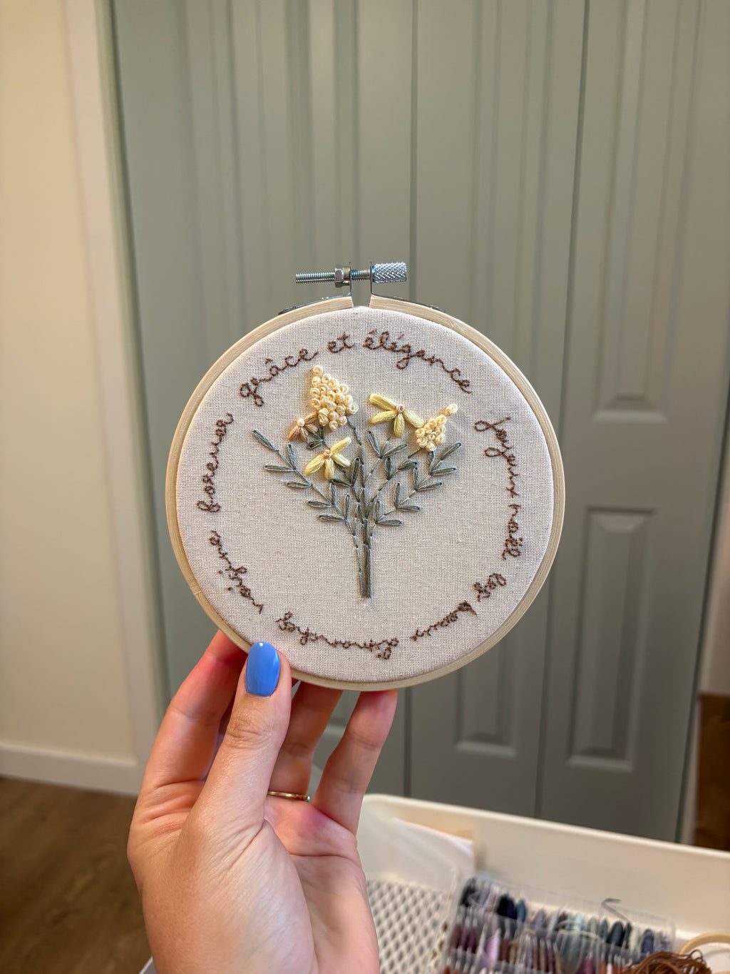 Broderie avec bouquet + phrase et prénom