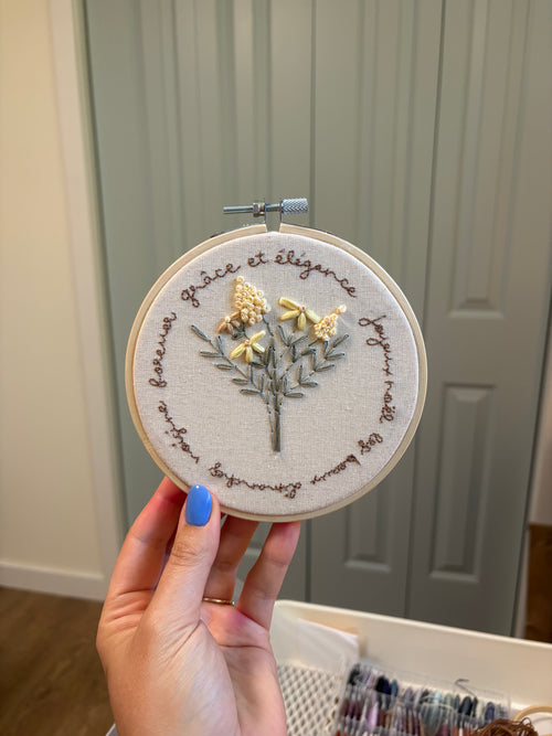 Broderie avec bouquet + phrase et prénom