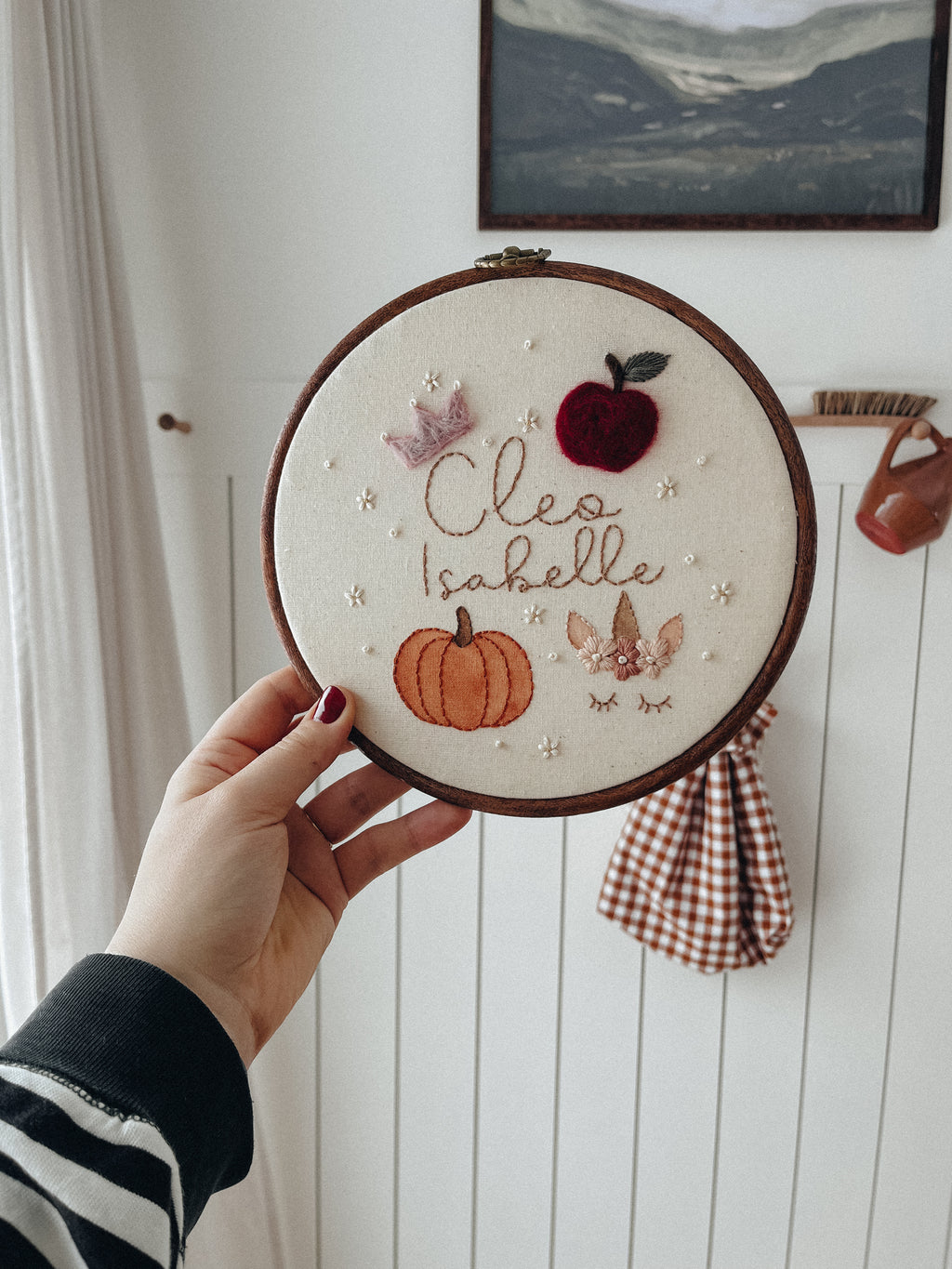 Prénom central + broderies autour