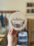 Broderie prénom et couronne de fleurs