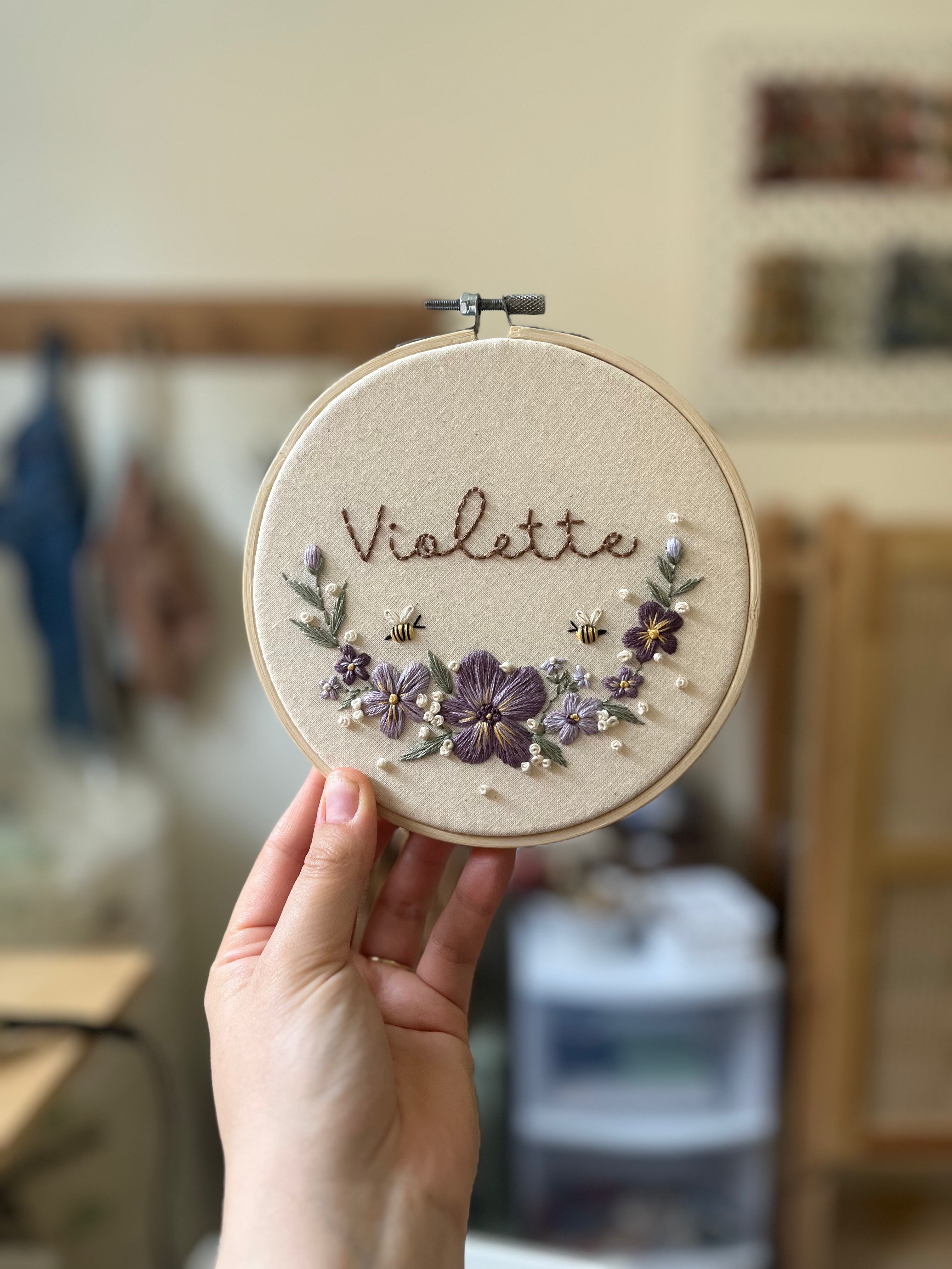 Broderie prénom et couronne de fleurs