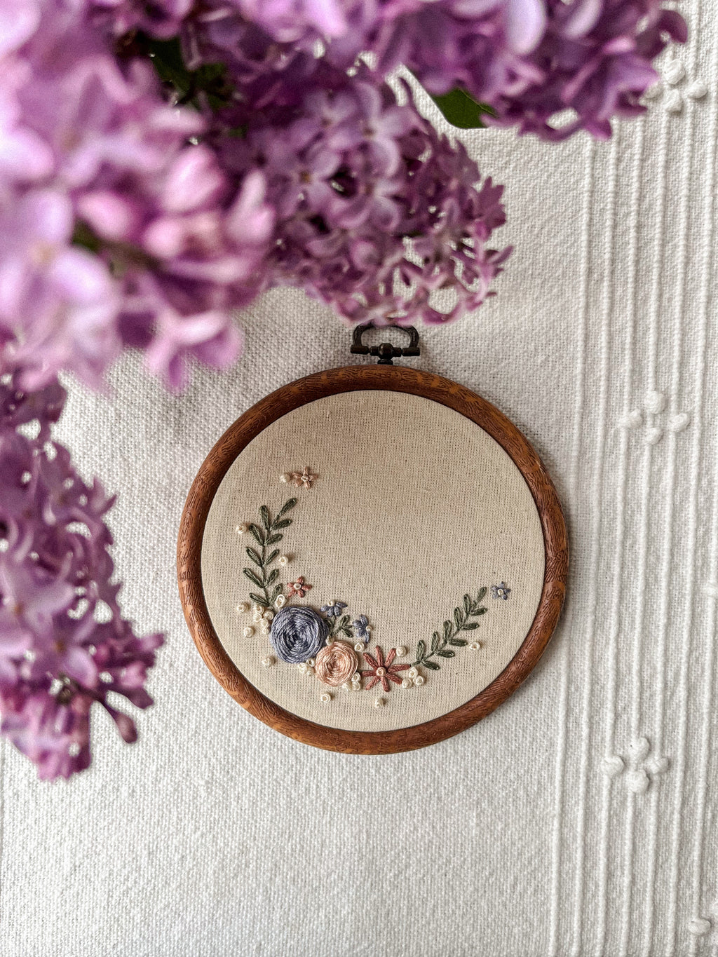 Broderie avec prénom et petite couronne de fleurs