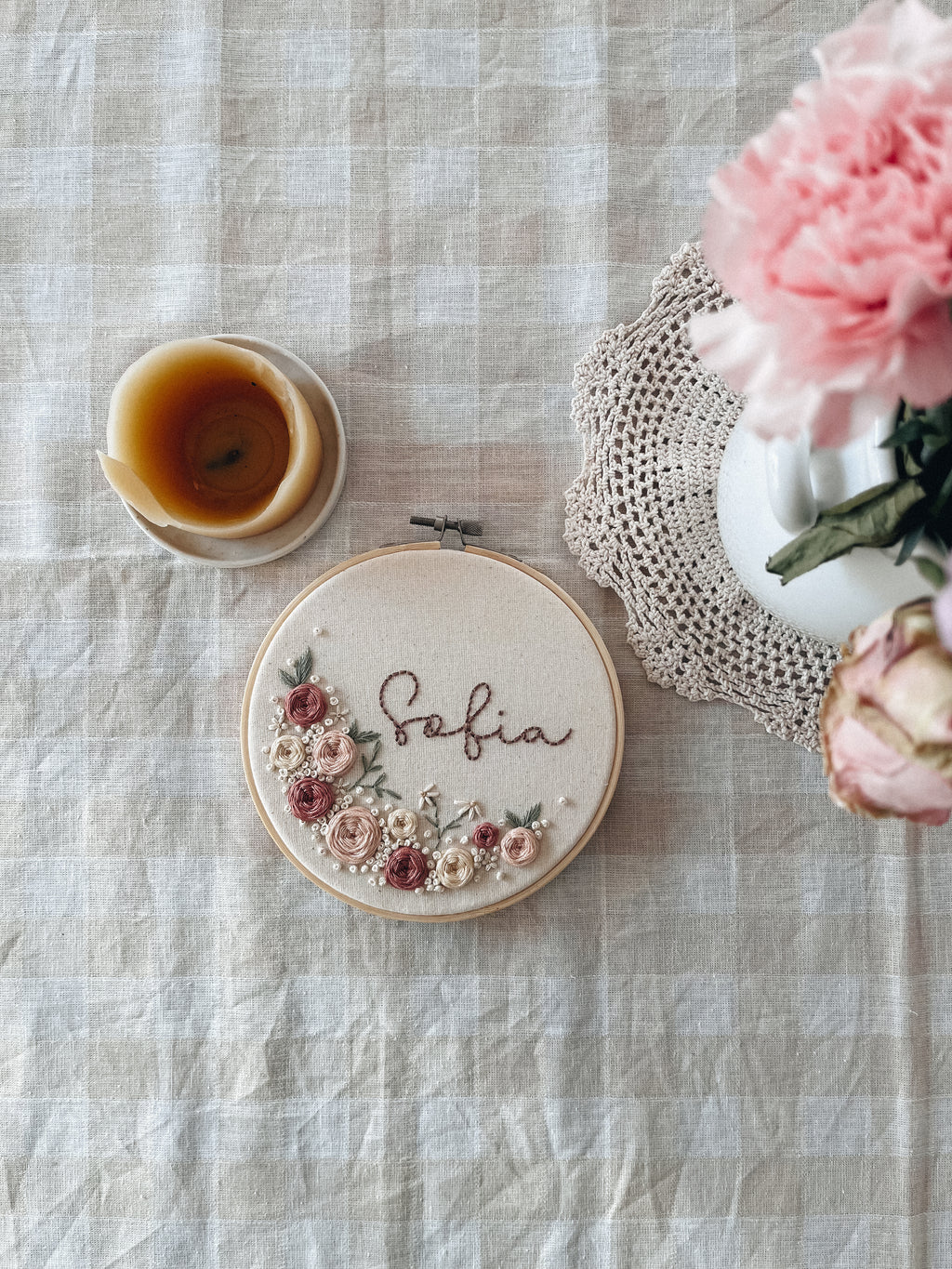 Broderie prénom et couronne de fleurs