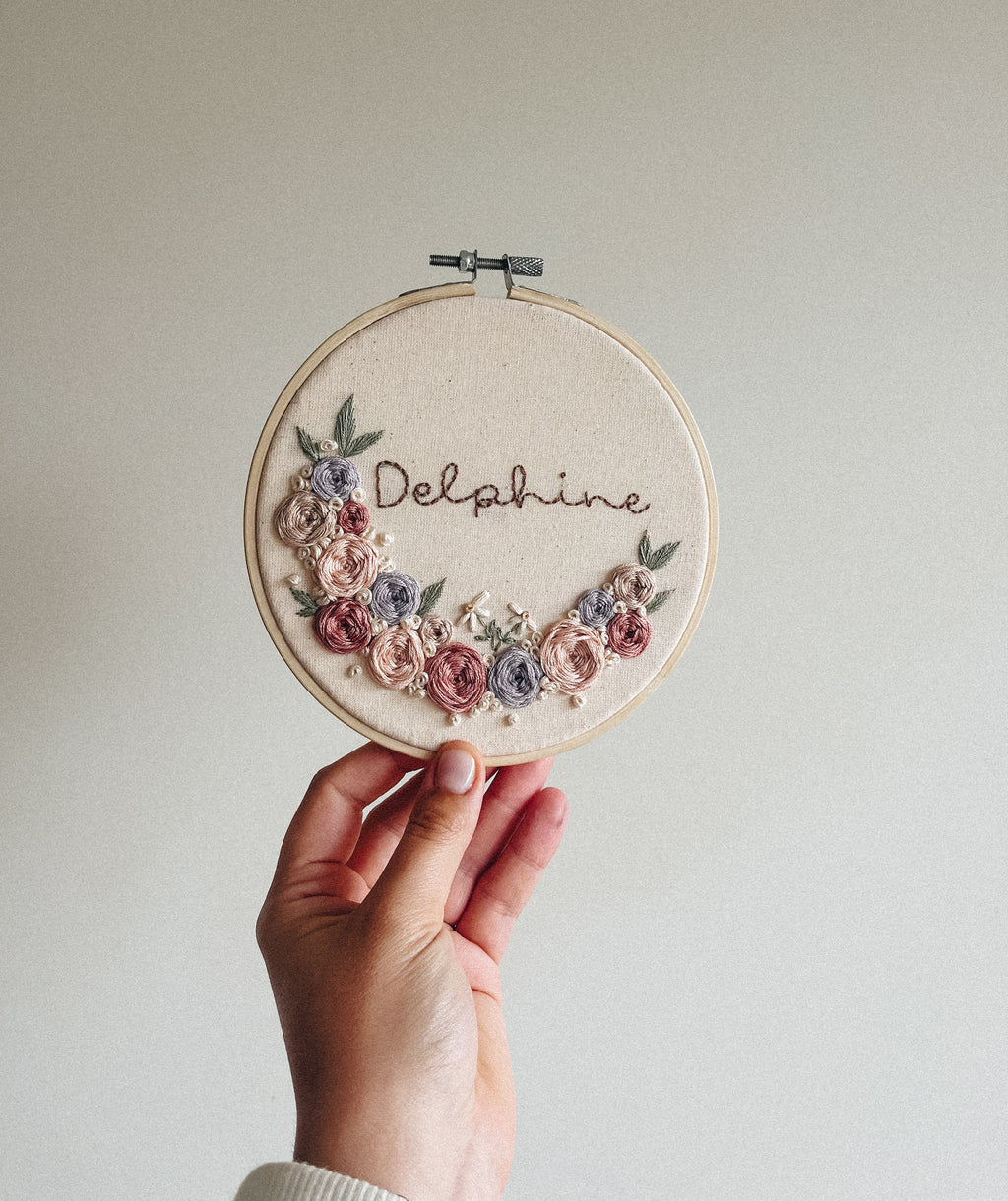 Broderie prénom et couronne de fleurs