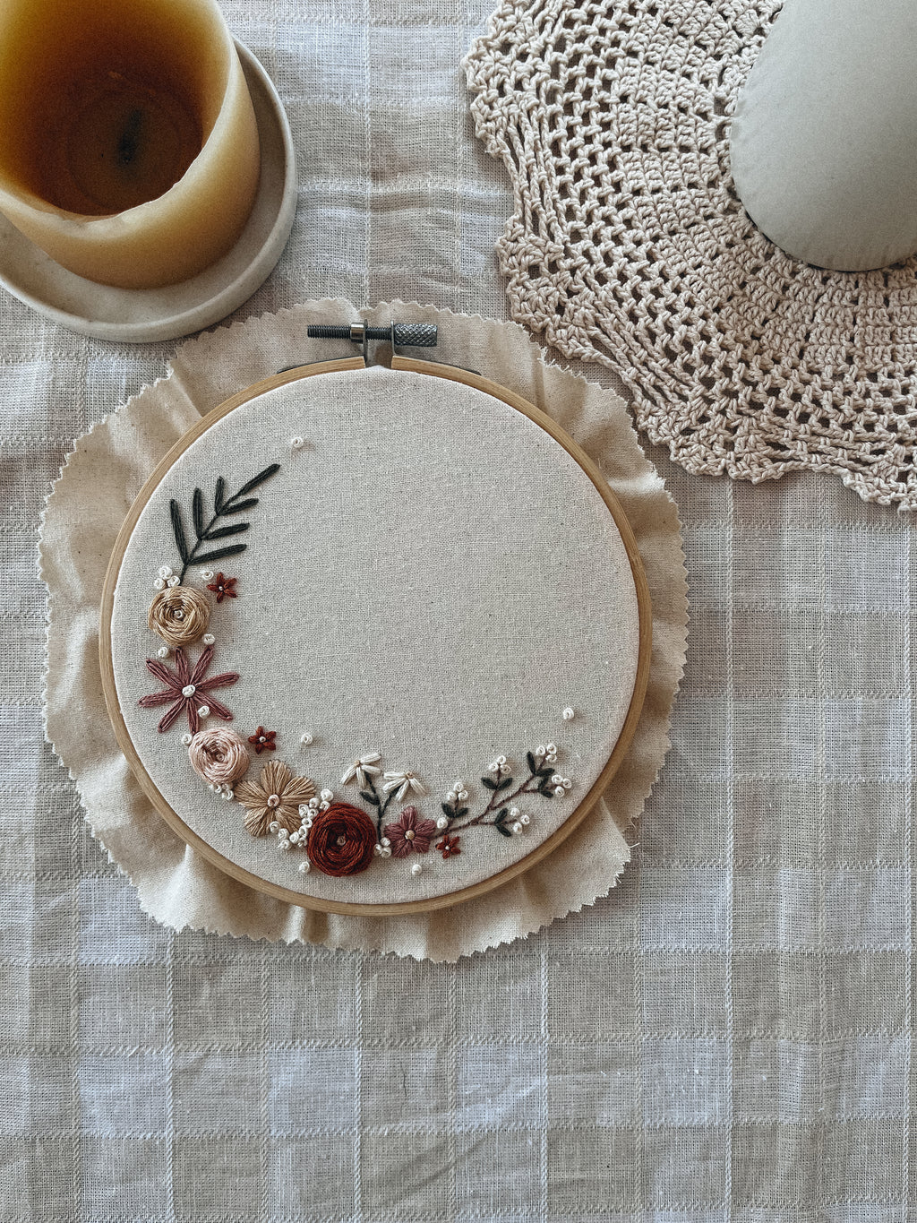 Broderie avec prénom et petite couronne de fleurs